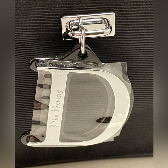 Description
Dior beauty cosmetic bag
14.5x12x5cm - Picture 6 of 10